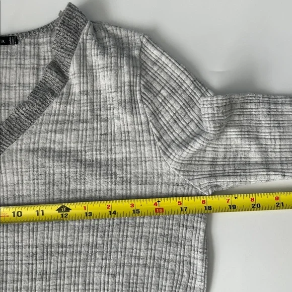 Pink Clover Gray V-Neck Long Sleeve lightweight Top est sz: Small - Picture 3 of 5